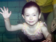 3-Jährige unter Wasser