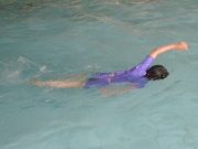 6-Jährige schwimmt Crawl