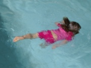 4-Jährige schwimmt kurze Strecken alleine