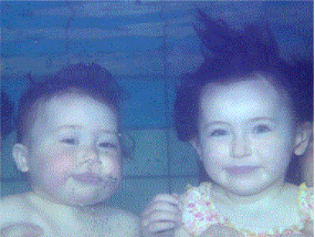 3- und 1-Jährige unter Wasser